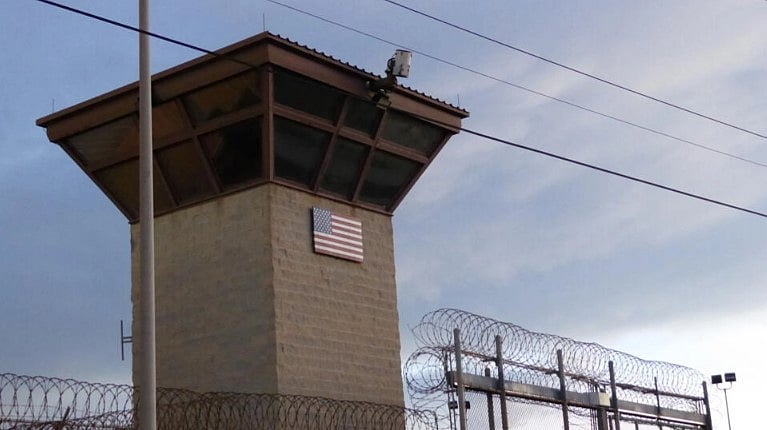 কিউবায় যুক্তরাষ্ট্রের গুয়ানতানামো বে কারাগারের প্রধান ফটক